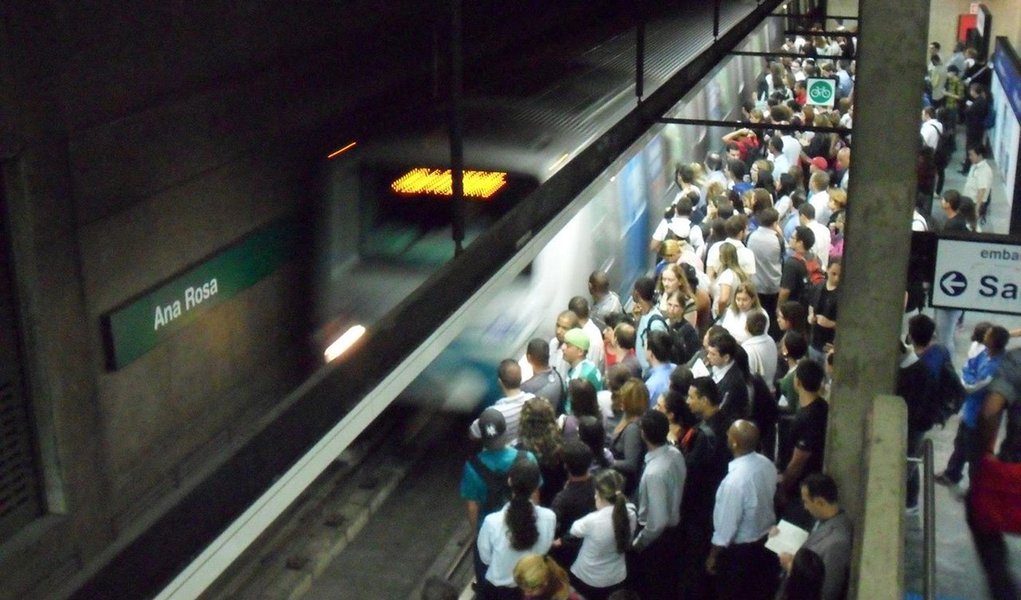 Empresa aumentou índice de reajuste para 8,7% e propôs pagar integralmente o vale-refeição, hoje parcialmente subsidiado, mas metroviários rejeitaram: querem aumento de pelo menos 10%; decisão caberá à assembleia marcada para as 18h30, mas os indicativos são de paralisação – que, se confirmada, ocorrerá a apenas uma semana do início da Copa (Foto: Gisele Federicce) Empresa aumentou índice de reajuste para 8,7% e propôs pagar integralmente o vale-refeição, hoje parcialmente subsidiado, mas metroviários rejeitaram: querem aumento de pelo menos 10%; decisão caberá à assembleia marcada para as 18h30, mas os indicativos são de paralisação – que, se confirmada, ocorrerá a apenas uma semana do início da Copa