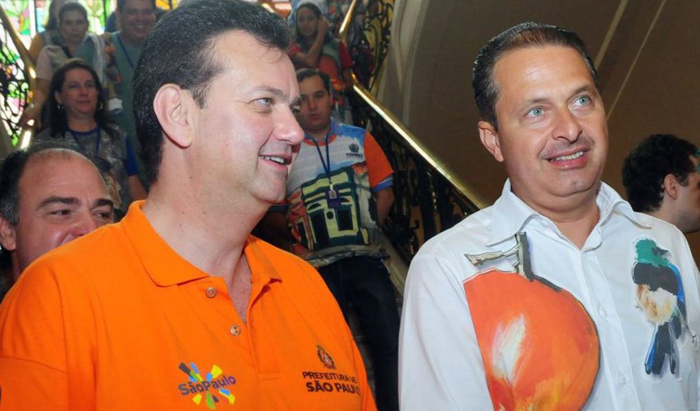 Presidenciável socialista foi a estrela de jantar promovido pelo ex-prefeito Gilberto Kassab em seu apartamento, na presença de Guilherme Afif Domingos, vice-governador de São Paulo e ministro; apesar do apoio declarado à reeleição do PT, parte do PSD tem preferência pelo governador de Pernambuco na disputa de 2014 (Foto: Roberta Namour) Presidenciável socialista foi a estrela de jantar promovido pelo ex-prefeito Gilberto Kassab em seu apartamento, na presença de Guilherme Afif Domingos, vice-governador de São Paulo e ministro; apesar do apoio declarado à reeleição do PT, parte do PSD tem preferência pelo governador de Pernambuco na disputa de 2014