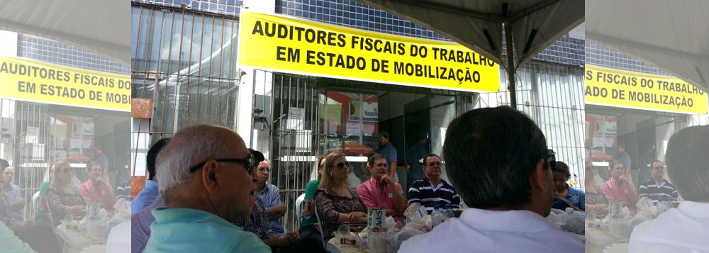 Os auditores fiscais do trabalho em Alagoas reduziram o atendimento para reivindicar melhores condições de trabalho; eles reclamam da falta de estrutura no prédio; caso não haja negociação com o governo, no próximo dia 10 de junho a categoria vai aderir a uma paralisação de 24 horas (Foto: Voney Malta) Os auditores fiscais do trabalho em Alagoas reduziram o atendimento para reivindicar melhores condições de trabalho; eles reclamam da falta de estrutura no prédio; caso não haja negociação com o governo, no próximo dia 10 de junho a categoria vai aderir a uma paralisação de 24 horas