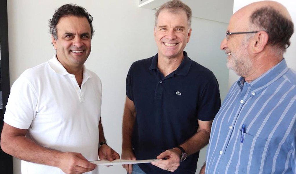 Técnico da seleção brasileira de vôlei Bernardinho não aceitou a proposta do senador Aécio Neves (PSDB) de se candidatar ao governo do Rio pelo partido; "Pelo amor que sinto pelo meu país e por acreditar no projeto que você lidera, a decisão se tornou ainda mais difícil. Mas após muita reflexão, concluí que no momento essa não é uma opção para mim e minha família", afirma (Foto: Valter Lima) Técnico da seleção brasileira de vôlei Bernardinho não aceitou a proposta do senador Aécio Neves (PSDB) de se candidatar ao governo do Rio pelo partido; "Pelo amor que sinto pelo meu país e por acreditar no projeto que você lidera, a decisão se tornou ainda mais difícil. Mas após muita reflexão, concluí que no momento essa não é uma opção para mim e minha família", afirma