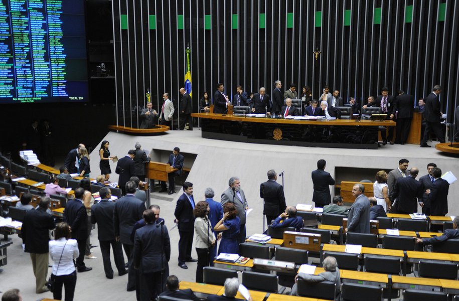 A Câmara dos Deputados inicia amanhã (2) um esforço concentrado para concluir as votações dos destaques do Plano Nacional de Educação (PNE) e do Supersimples; também nesta semana, os deputados querem votar propostas como a que trata das regras das emendas parlamentares no Orçamento Impositivo, a redução da jornada de trabalho de enfermeiros, entre outras; foram pautadas 37 proposições para serem votadas até quinta-feira (5) (Foto: Romulo Faro) A Câmara dos Deputados inicia amanhã (2) um esforço concentrado para concluir as votações dos destaques do Plano Nacional de Educação (PNE) e do Supersimples; também nesta semana, os deputados querem votar propostas como a que trata das regras das emendas parlamentares no Orçamento Impositivo, a redução da jornada de trabalho de enfermeiros, entre outras; foram pautadas 37 proposições para serem votadas até quinta-feira (5)