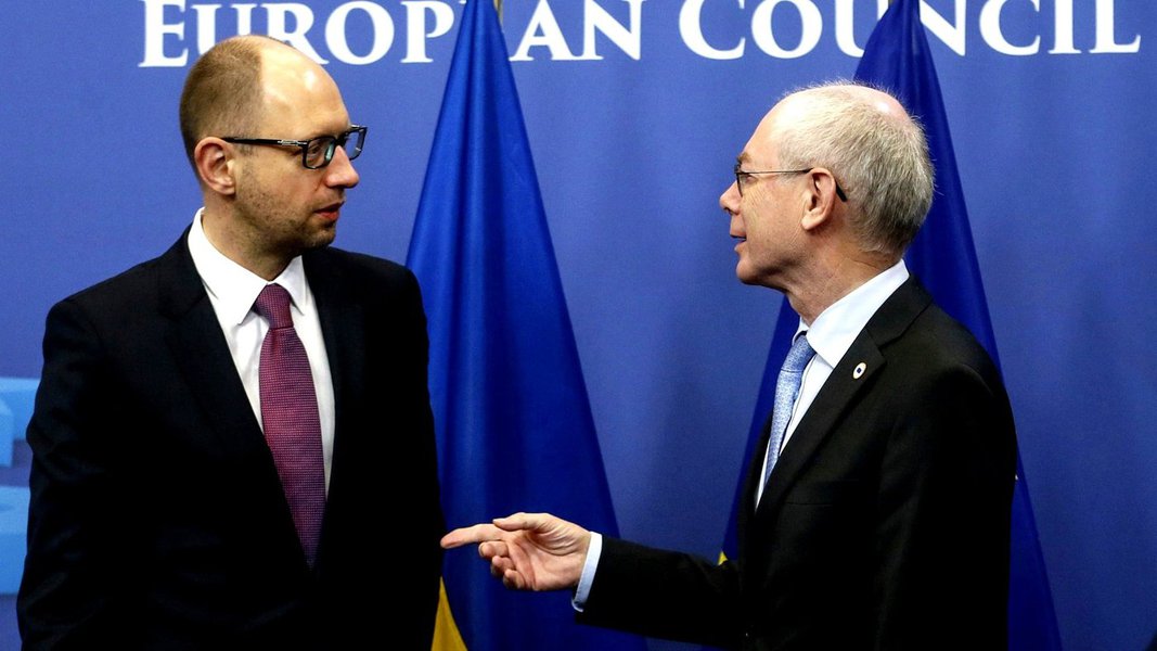 O primeiro-ministro Arseny Yatseniuk, os dirigentes europeus Herman van Rompuy e José Manuel Barroso e líderes dos 28 países da UE assinaram os artigos principais do acordo, que prevê uma maior cooperação política e econômica entre a UE e a Ucrânia; tratado foi rejeitado pelo então presidente Viktor Yanukovich em novembro, numa decisão que levou à sua deposição (Foto: Gisele Federicce) O primeiro-ministro Arseny Yatseniuk, os dirigentes europeus Herman van Rompuy e José Manuel Barroso e líderes dos 28 países da UE assinaram os artigos principais do acordo, que prevê uma maior cooperação política e econômica entre a UE e a Ucrânia; tratado foi rejeitado pelo então presidente Viktor Yanukovich em novembro, numa decisão que levou à sua deposição