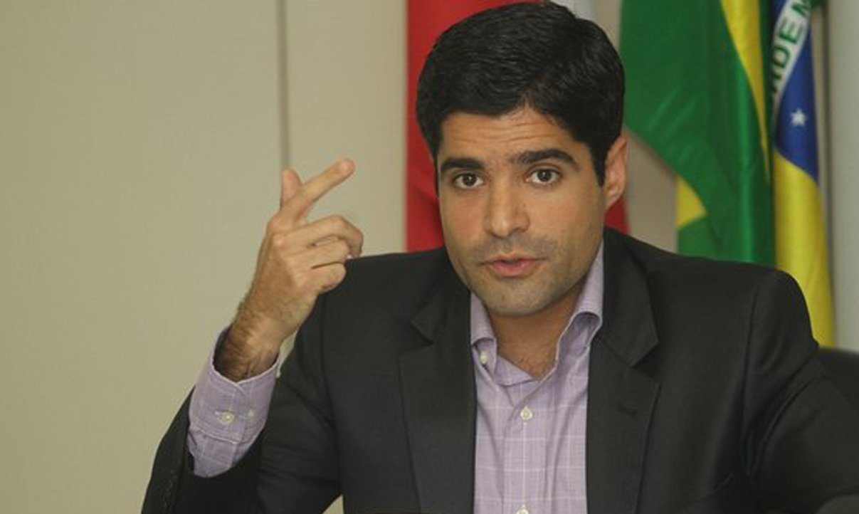 Proposta da Prefeitura, já acordada com a categoria, é de reajuste em 7,97%, sendo 2% retroativos a maio e o complemento em novembro deste ano; prefeito ACM Neto (DEM) destaca que desde sua posse em janeiro último nenhum professor da rede recebe menos que o piso nacional; além disso, ficou acertado entre a Prefeitura e a APLB Sindicato que, em dezembro, será pago um abono à categoria referente ao percentual que faltar para completar os 25% do Orçamento obrigatórios para a educação (Foto: Romulo Faro) Proposta da Prefeitura, já acordada com a categoria, é de reajuste em 7,97%, sendo 2% retroativos a maio e o complemento em novembro deste ano; prefeito ACM Neto (DEM) destaca que desde sua posse em janeiro último nenhum professor da rede recebe menos que o piso nacional; além disso, ficou acertado entre a Prefeitura e a APLB Sindicato que, em dezembro, será pago um abono à categoria referente ao percentual que faltar para completar os 25% do Orçamento obrigatórios para a educação