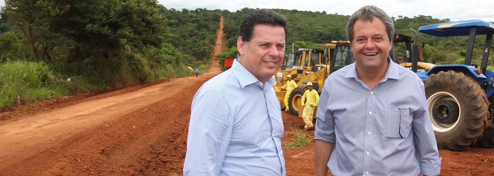 Até o final deste ano 2.118 quilômetros de estradas serão totalmente reformadas, garantiu o presidente da Agetop em entrevista à Rádio 730; para 2014, o governo prepara a inauguração de obras importantes em Goiânia, como o Hugo 2 na Região Noroeste, a conclusão do Centro de Excelência do Esporte e a entrega de viadutos nas saídas para Trindade e Inhumas e duplicação da GO-020, na saída para Bela Vista (Foto: Realle Palazzo-Martini) Até o final deste ano 2.118 quilômetros de estradas serão totalmente reformadas, garantiu o presidente da Agetop em entrevista à Rádio 730; para 2014, o governo prepara a inauguração de obras importantes em Goiânia, como o Hugo 2 na Região Noroeste, a conclusão do Centro de Excelência do Esporte e a entrega de viadutos nas saídas para Trindade e Inhumas e duplicação da GO-020, na saída para Bela Vista