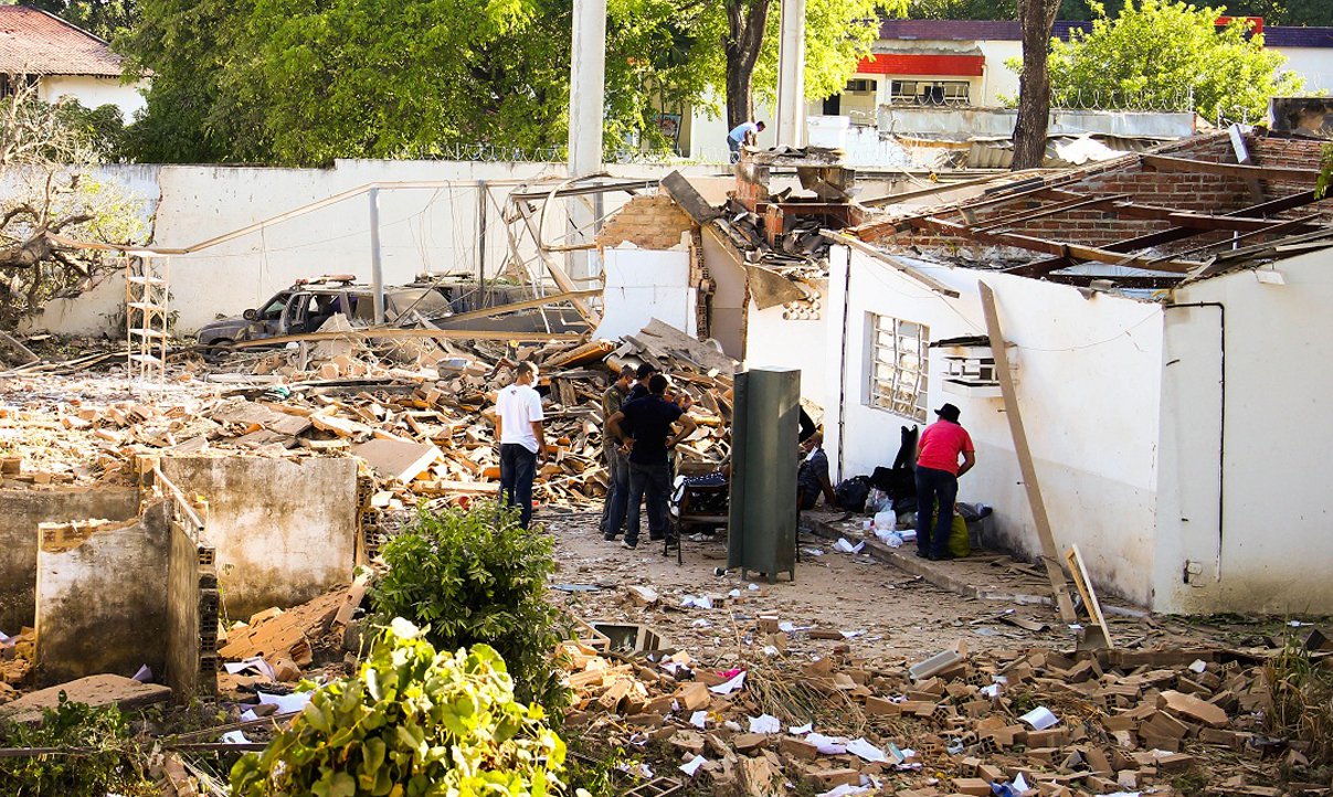 O prédio da Divisão Especial de Investigação e Capturas (Deic), no Farol, explodiu no dia 20 de dezembro de 2012 e segue sem resolução; unidade abrigava irregularmente um paiol; explosão na Deic foi investigada por uma comissão delegados da Polícia Civil e depois o inquérito policial encaminhado ao Ministério Público Estadual (MPE), mas às famílias atingidas pela tragédia só resta sofrimento (Foto: Romulo Faro) O prédio da Divisão Especial de Investigação e Capturas (Deic), no Farol, explodiu no dia 20 de dezembro de 2012 e segue sem resolução; unidade abrigava irregularmente um paiol; explosão na Deic foi investigada por uma comissão delegados da Polícia Civil e depois o inquérito policial encaminhado ao Ministério Público Estadual (MPE), mas às famílias atingidas pela tragédia só resta sofrimento