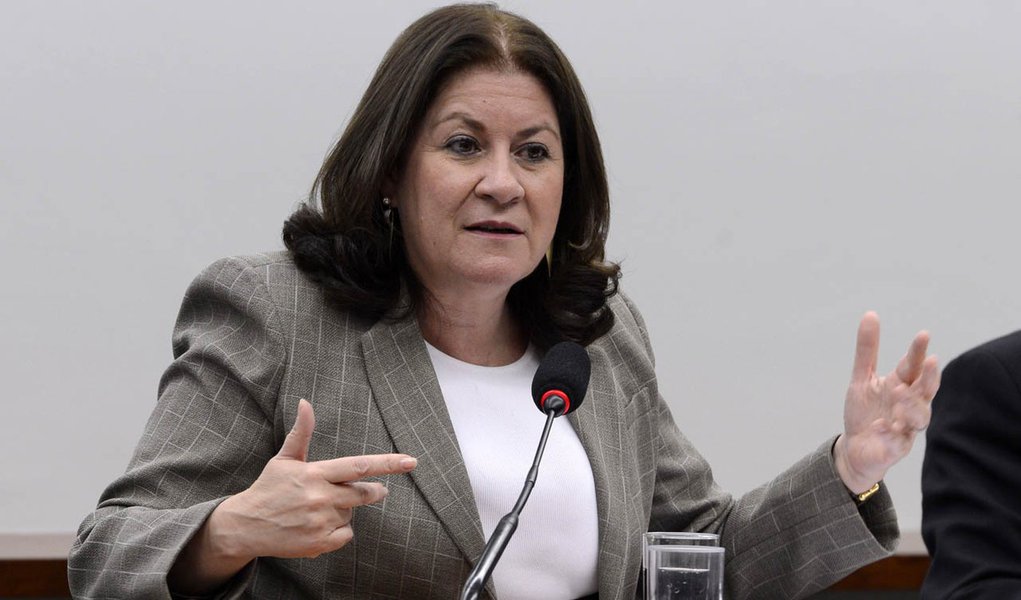 Ministra do Planejamento, Miriam Belchior, afirma que as desonerações, os programas de qualificação dos trabalhadores e a ampliação do Simples Nacional – regime simplificado de tributação para as micro e pequenas empresas – têm permitido sustentar a criação de empregos, apesar do baixo crescimento econômico (Foto: Gisele Federicce) Ministra do Planejamento, Miriam Belchior, afirma que as desonerações, os programas de qualificação dos trabalhadores e a ampliação do Simples Nacional – regime simplificado de tributação para as micro e pequenas empresas – têm permitido sustentar a criação de empregos, apesar do baixo crescimento econômico