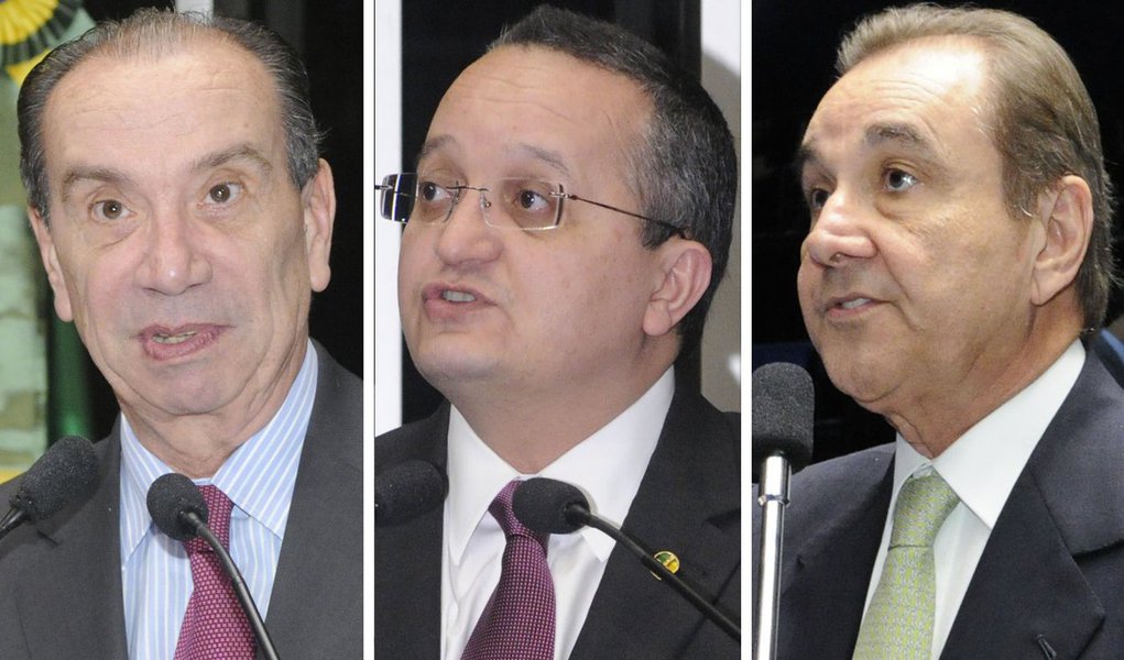 Senadores da oposição defenderam a operação de fuga do boliviano Roger Pinto. “Foram 455 dias encerrados em um cubículo, sem o tratamento que se deve aos seres humanos”, disse o senador Aloysio Nunes Ferreira (PSDB/SP). “O embaixador Eduardo Saboia atuou de acordo com a Constituição da República. Agora, contra ele será instaurado um procedimento disciplinar”, disse Pedro Taques (PDT/MT). “Já imaginou esse senhor meter uma bala no ouvido dentro do território brasileiro por inação do governo brasileiro?", indagou Agripino Maia (DEM/RN) (Foto: Leonardo Attuch) www.brasil247.com - Senadores da oposição defenderam a operação de fuga do boliviano Roger Pinto. “Foram 455 dias encerrados em um cubículo, sem o tratamento que se deve aos seres humanos”, disse o senador Aloysio Nunes Ferreira (PSDB/SP). “O embaixador Eduardo Saboia atuou de acordo com a Constituição da República. Agora, contra ele será instaurado um procedimento disciplinar”, disse Pedro Taques (PDT/MT). “Já imaginou esse senhor meter uma bala no ouvido dentro do território brasileiro por inação do governo brasileiro?", indagou Agripino Maia (DEM/RN)