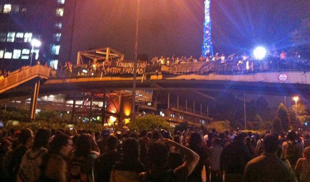 O último protesto contra os gastos da Copa em São Paulo, no dia 22 de fevereiro, foi dispersado com auxílio de uma tropa de policiais composta por agentes com treinamento em artes marciais; ao final da ação, 262 pessoas acabaram detidas, entre elas, diversos jornalistas; por isso, o grupo Advogados Ativistas entrou com um pedido de liminar para que a PM fosse proibida de usar a chamada tropa de braço no ato de hoje; a Justiça, no entanto, negou o pedido (Foto: Valter Lima) O último protesto contra os gastos da Copa em São Paulo, no dia 22 de fevereiro, foi dispersado com auxílio de uma tropa de policiais composta por agentes com treinamento em artes marciais; ao final da ação, 262 pessoas acabaram detidas, entre elas, diversos jornalistas; por isso, o grupo Advogados Ativistas entrou com um pedido de liminar para que a PM fosse proibida de usar a chamada tropa de braço no ato de hoje; a Justiça, no entanto, negou o pedido
