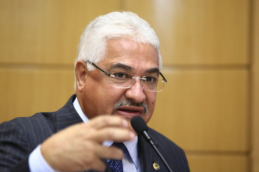 Deputado estadual do PMDB afirma que o vereador Robson Viana não deveria trazer a público suas insatisfações, mas reclama da falta de diálogo dentro do partido do qual ambos fazem parte e que é liderado pelo governador em exercício Jackson Barreto (Foto: Valter Lima) Deputado estadual do PMDB afirma que o vereador Robson Viana não deveria trazer a público suas insatisfações, mas reclama da falta de diálogo dentro do partido do qual ambos fazem parte e que é liderado pelo governador em exercício Jackson Barreto