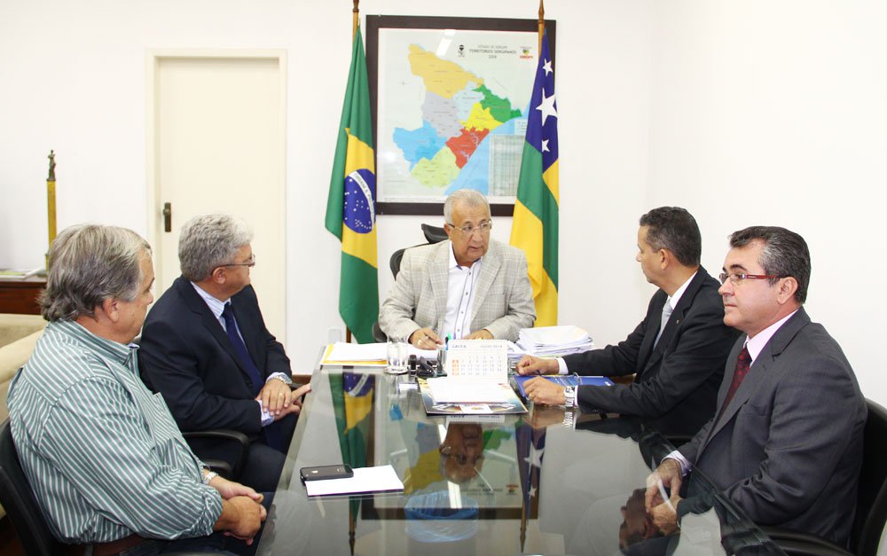 Governador Jackson Barreto (PMDB) buscará o apoio da presidente Dilma Rousseff (PT) para a construção de 16 mil casas populares em Sergipe; informação foi divulgada durante audiência com o superintendente da Caixa Econômica Federal (CEF) em Sergipe, Anacleto Grosbelli, nesta quarta (4); "Na conversa com a superintendência da Caixa, discutimos a construção de 6.000 unidades habitacionais na zona rural, e cerca de 10 mil habitações populares na região urbana de diversos municípios, sendo cinco mil já passíveis de contratação", disse JB, acrescentando que as unidades habitacionais serão construídas nos municípios de Aracaju, Barra dos Coqueiros, Socorro, Estância, Tobias Barreto e Lagarto (Foto: Valter Lima) Governador Jackson Barreto (PMDB) buscará o apoio da presidente Dilma Rousseff (PT) para a construção de 16 mil casas populares em Sergipe; informação foi divulgada durante audiência com o superintendente da Caixa Econômica Federal (CEF) em Sergipe, Anacleto Grosbelli, nesta quarta (4); "Na conversa com a superintendência da Caixa, discutimos a construção de 6.000 unidades habitacionais na zona rural, e cerca de 10 mil habitações populares na região urbana de diversos municípios, sendo cinco mil já passíveis de contratação", disse JB, acrescentando que as unidades habitacionais serão construídas nos municípios de Aracaju, Barra dos Coqueiros, Socorro, Estância, Tobias Barreto e Lagarto