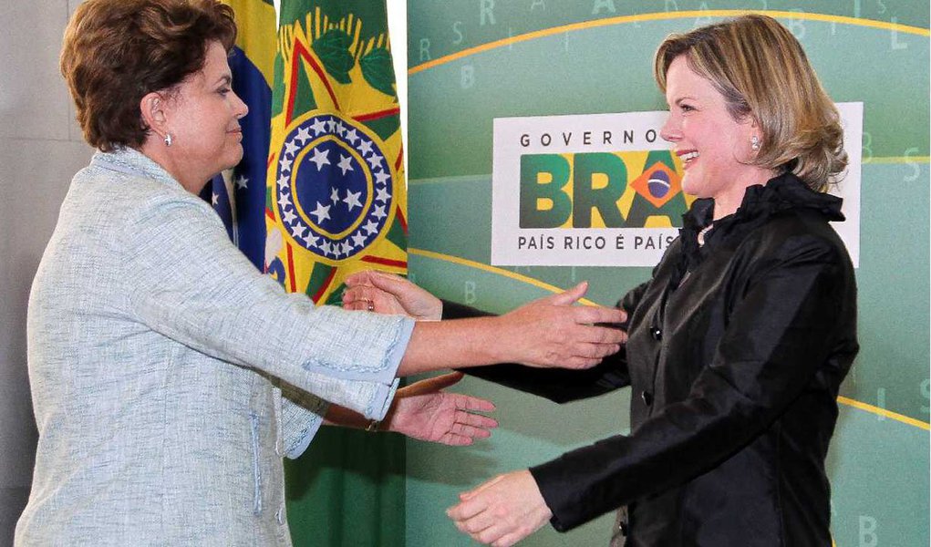 Ministra-chefe da Casa Civil disse que, para evitar que a decisão da provável candidatura ao Estado do Paraná coincida com o exercício do cargo, solicitou à presidente Dilma Rousseff afastamento e está aguardando resposta; ela deve tirar férias entre 13 e 23 de janeiro (Foto: Roberta Namour) Ministra-chefe da Casa Civil disse que, para evitar que a decisão da provável candidatura ao Estado do Paraná coincida com o exercício do cargo, solicitou à presidente Dilma Rousseff afastamento e está aguardando resposta; ela deve tirar férias entre 13 e 23 de janeiro
