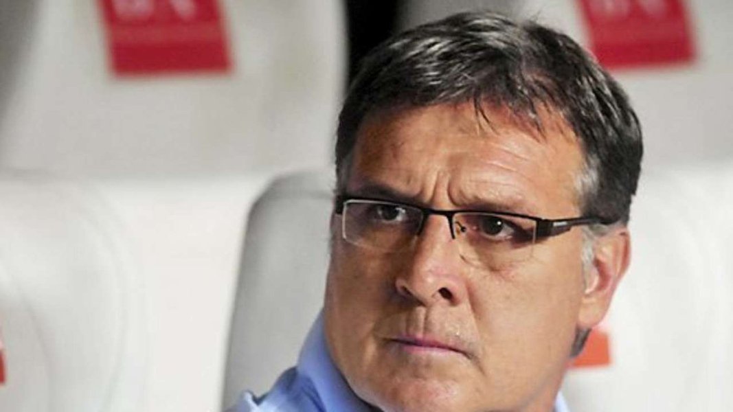 O técnico do Barcelona, Gerardo Martino, está feliz em esperar até a janela de transferências de janeiro para avaliar se o time precisa contratar um novo zagueiro, disse o argentino antes da estreia do Barcelona nesta temporada do Campeonato Espanhol (Foto: Leonardo Attuch) O técnico do Barcelona, Gerardo Martino, está feliz em esperar até a janela de transferências de janeiro para avaliar se o time precisa contratar um novo zagueiro, disse o argentino antes da estreia do Barcelona nesta temporada do Campeonato Espanhol