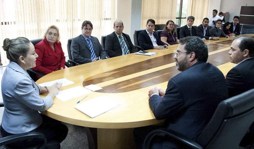 Para a deputada estadual Josi Nunes (PMDB), o acordo é fruto de meses de diálogo com as empresas e a população tocantinense; "Este TAC representa um avanço, mas continuaremos cobrando melhorias no sistema. Um dos pontos que ainda devemos avançar é com relação ao serviço ofertado nos municípios que fazem divisa com outros Estados. Também queremos discutir, o quanto antes, a questão do Pacto Estadual das Antenas" (Foto: Aquiles Lins) Para a deputada estadual Josi Nunes (PMDB), o acordo é fruto de meses de diálogo com as empresas e a população tocantinense; "Este TAC representa um avanço, mas continuaremos cobrando melhorias no sistema. Um dos pontos que ainda devemos avançar é com relação ao serviço ofertado nos municípios que fazem divisa com outros Estados. Também queremos discutir, o quanto antes, a questão do Pacto Estadual das Antenas"