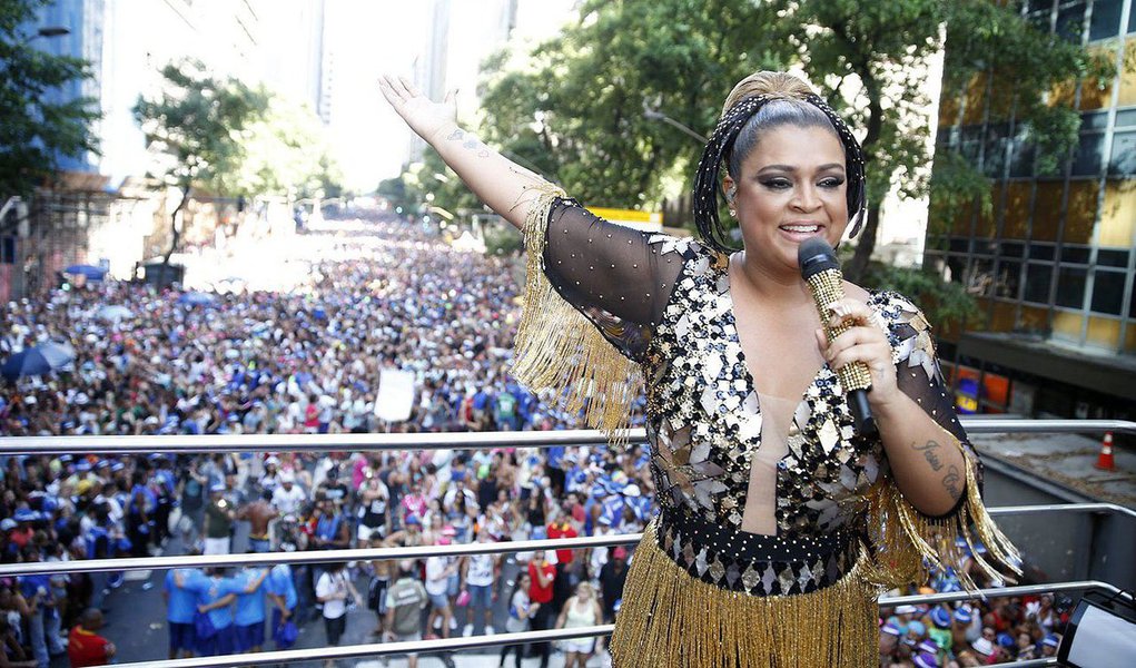 Com público estimado em cerca de 300 mil, o bloco da cantora Preta Gil, puxado por dois trios elétricos, se apresentou pelo quinto ano consecutivo no carnaval de rua do Rio; brigas ocorreram na altura da Rua Buenos Aires, local da concentração (Foto: Roberta Namour) Com público estimado em cerca de 300 mil, o bloco da cantora Preta Gil, puxado por dois trios elétricos, se apresentou pelo quinto ano consecutivo no carnaval de rua do Rio; brigas ocorreram na altura da Rua Buenos Aires, local da concentração