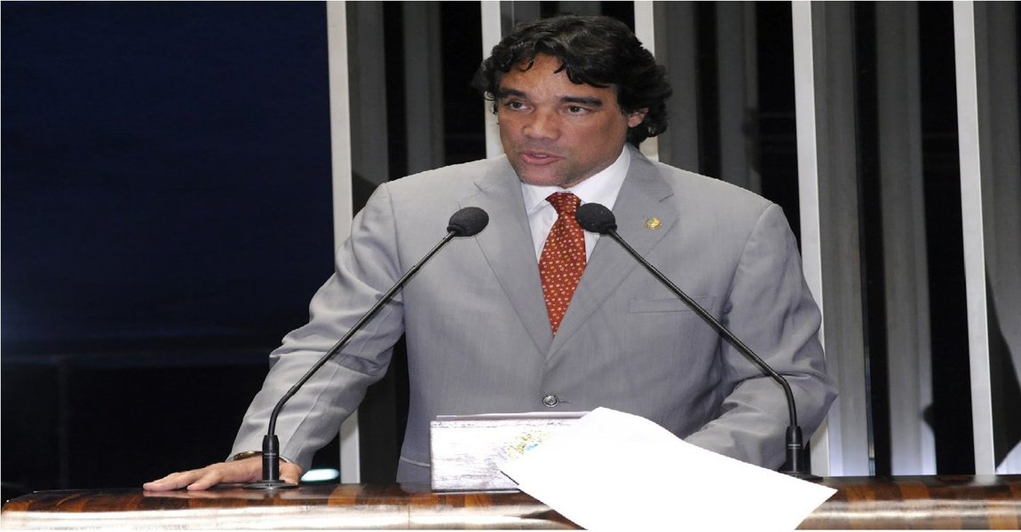Para o senador maranhense, o projeto Lei da Palmada pode ser entendido como uma ingerência do Estado na relação da família brasileira; segundo o peemedebista que cabe tão somente aos pais educar os seus filhos (Foto: Itevaldo Junior) Para o senador maranhense, o projeto Lei da Palmada pode ser entendido como uma ingerência do Estado na relação da família brasileira; segundo o peemedebista que cabe tão somente aos pais educar os seus filhos