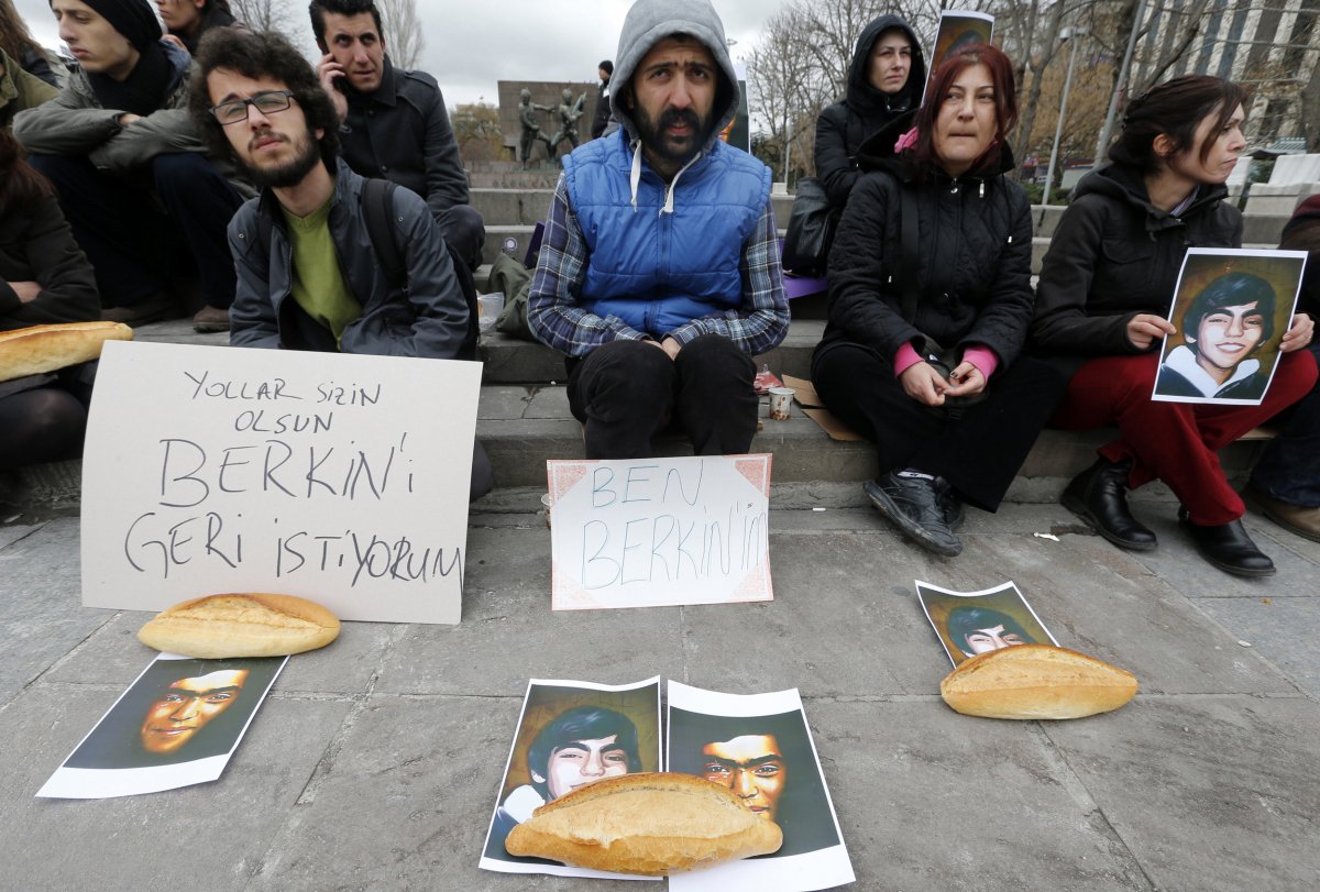 O primeiro-ministro turco, Tayyip Erdogan, afirmou que um adolescente que morreu nesta semana após ser ferido na cabeça durante protestos contra o governo no ano passado era ligado a "organizações terroristas", em um comentário que pode aumentar a tensão política no país; a morte na terça-feira do garoto Berkin Elvan, de 15 anos, depois de nove meses em coma, causou os piores conflitos na Turquia desde as manifestações de junho do ano passado, agravando os problemas de Erdogan enquanto ele combate um escândalo que se tornou um dos maiores desafios do seu governo, que dura uma década (Foto: Leonardo Attuch) O primeiro-ministro turco, Tayyip Erdogan, afirmou que um adolescente que morreu nesta semana após ser ferido na cabeça durante protestos contra o governo no ano passado era ligado a "organizações terroristas", em um comentário que pode aumentar a tensão política no país; a morte na terça-feira do garoto Berkin Elvan, de 15 anos, depois de nove meses em coma, causou os piores conflitos na Turquia desde as manifestações de junho do ano passado, agravando os problemas de Erdogan enquanto ele combate um escândalo que se tornou um dos maiores desafios do seu governo, que dura uma década