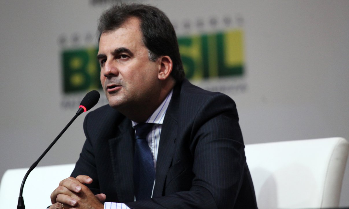 Quem concede o título ao maior estado do Nordeste é o secretário nacional do Ministério do Turismo, Fábio Mota; para ele, a demora na execução de obras e até mesmo para apresentação de projetos é fruto de um modelo "lento e arcaico"; o governo teve de devolver à pasta recentemente o montante de R$ 37 milhões que seriam usados em adequação na acessibilidade do Centro de Histórico de Salvador, com revitalização de calçadas, pavimentos e outros espaços; "É muito lenta essa execução. Tinha até junho de 2012 para iniciar as obras. Não iniciou, pois faltou a licença e no final o Estado devolveu o dinheiro" (Foto: Romulo Faro) Quem concede o título ao maior estado do Nordeste é o secretário nacional do Ministério do Turismo, Fábio Mota; para ele, a demora na execução de obras e até mesmo para apresentação de projetos é fruto de um modelo "lento e arcaico"; o governo teve de devolver à pasta recentemente o montante de R$ 37 milhões que seriam usados em adequação na acessibilidade do Centro de Histórico de Salvador, com revitalização de calçadas, pavimentos e outros espaços; "É muito lenta essa execução. Tinha até junho de 2012 para iniciar as obras. Não iniciou, pois faltou a licença e no final o Estado devolveu o dinheiro"