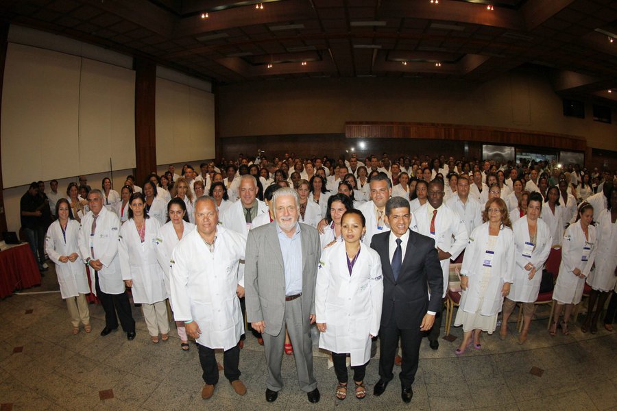 "A média baiana de médicos por mil habitantes é de um e o recomendado pela Organização Mundial de Saúde é, pelo menos, dois. Então, enquanto os estudantes brasileiros ainda estão em formação, é importante ter profissionais como esses do programa Mais Médicos para reforçar o atendimento na saúde pública", disse o governador Jaques Wagner ao finalizar nesta quinta-feira a semana de acolhimento do terceiro ciclo do programa Mais Médicos (Foto: Romulo Faro) "A média baiana de médicos por mil habitantes é de um e o recomendado pela Organização Mundial de Saúde é, pelo menos, dois. Então, enquanto os estudantes brasileiros ainda estão em formação, é importante ter profissionais como esses do programa Mais Médicos para reforçar o atendimento na saúde pública", disse o governador Jaques Wagner ao finalizar nesta quinta-feira a semana de acolhimento do terceiro ciclo do programa Mais Médicos