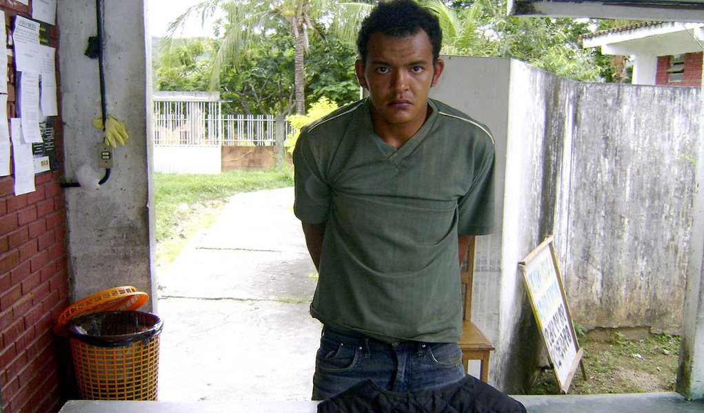 Diógenes Araújo Cardoso, 26 anos, é acusado de ter matado a golpes de machado o aposentado Antônio Pedro da Silva, 62 anos; de acordo com informações da PM, o homicídio ocorreu na noite desse domingo, 16, na fazenda Coitê, município de Arraias, região Sudeste do Tocantins; após o crime o autor fugiu; na tentativa de prendê-lo, os policiais realizaram diligências durante toda a noite de domingo, sendo estendidas as buscas até esta manhã de segunda-feira, quando foi possível localiza-lo e efetuar sua prisão (Foto: Aquiles Lins) Diógenes Araújo Cardoso, 26 anos, é acusado de ter matado a golpes de machado o aposentado Antônio Pedro da Silva, 62 anos; de acordo com informações da PM, o homicídio ocorreu na noite desse domingo, 16, na fazenda Coitê, município de Arraias, região Sudeste do Tocantins; após o crime o autor fugiu; na tentativa de prendê-lo, os policiais realizaram diligências durante toda a noite de domingo, sendo estendidas as buscas até esta manhã de segunda-feira, quando foi possível localiza-lo e efetuar sua prisão