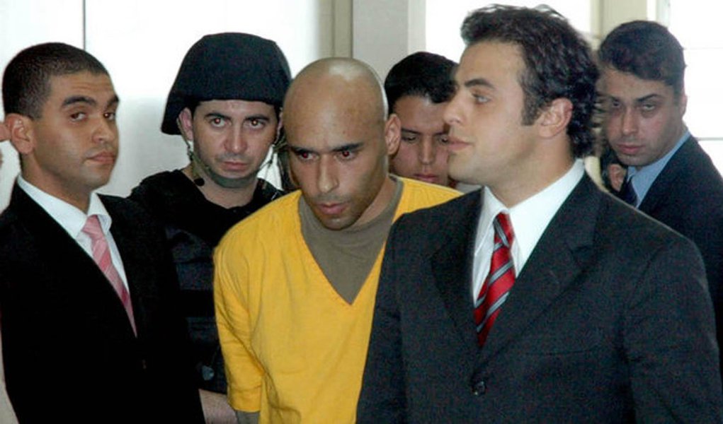 A Justiça paulista condenou o ex-goleiro do Santos Futebol Clube Edson Cholbi do Nascimento, mais conhecido como Edinho, filho do ex-jogador Pelé, a cumprir pena de 33 anos de reclusão; Edinho foi acusado pelo crime de lavagem de dinheiro, proveniente do tráfico de drogas; além dele, outras quatro pessoas foram condenas pelo mesmo crime; a sentença foi expedida pela juíza Suzana Pereira da Silva, auxiliar da 1ª Vara Criminal de Praia Grande, no litoral de São Paulo; Edinho, que integra a comissão técnica o Santos, pode recorrer da decisão (Foto: Paulo Emílio) A Justiça paulista condenou o ex-goleiro do Santos Futebol Clube Edson Cholbi do Nascimento, mais conhecido como Edinho, filho do ex-jogador Pelé, a cumprir pena de 33 anos de reclusão; Edinho foi acusado pelo crime de lavagem de dinheiro, proveniente do tráfico de drogas; além dele, outras quatro pessoas foram condenas pelo mesmo crime; a sentença foi expedida pela juíza Suzana Pereira da Silva, auxiliar da 1ª Vara Criminal de Praia Grande, no litoral de São Paulo; Edinho, que integra a comissão técnica o Santos, pode recorrer da decisão