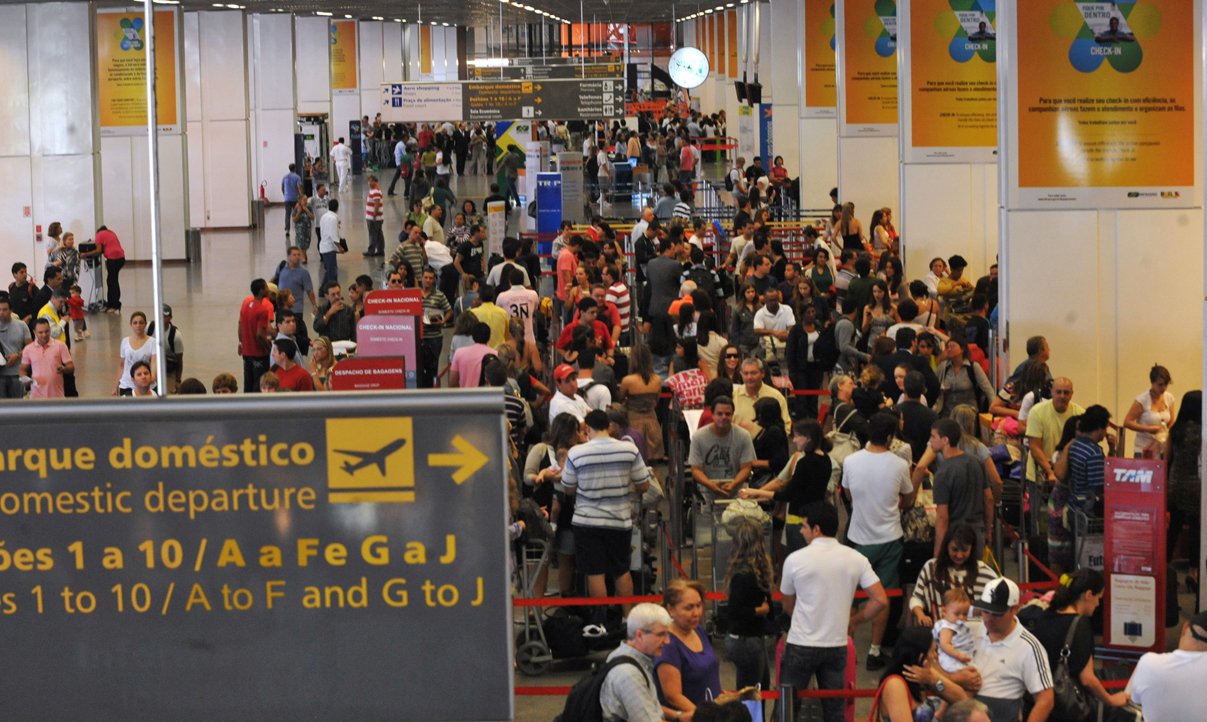 Pela manhã, em razão das fortes chuvas, o aeroporto de Brasília chegou a operar por instrumentos entre 6h25 e 9h57. Com esse tipo de operação, adotada para manter o nível de segurança das operações, o espaçamento aéreo entre as aeronaves foi ampliado e 13 voos foram alternados para outros aeroportos (Foto: Romulo Faro) Pela manhã, em razão das fortes chuvas, o aeroporto de Brasília chegou a operar por instrumentos entre 6h25 e 9h57. Com esse tipo de operação, adotada para manter o nível de segurança das operações, o espaçamento aéreo entre as aeronaves foi ampliado e 13 voos foram alternados para outros aeroportos