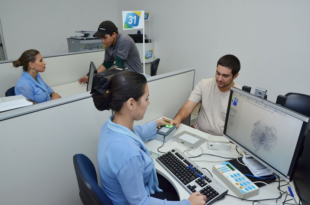 Unidade do Vapt Vupt no shopping Buena Vista agora também emite o documento e produção já aumentou em 12,5%. Em média, 250 cidadãos são atendidos na Capital para confeccionar o passaporte. Objetivo da Polícia Federal e governo do Estado é agora diminuir para 10 dias o prazo desde o agendamento pela internet até a emissão do passaporte nas agências (Foto: Realle Palazzo-Martini) Unidade do Vapt Vupt no shopping Buena Vista agora também emite o documento e produção já aumentou em 12,5%. Em média, 250 cidadãos são atendidos na Capital para confeccionar o passaporte. Objetivo da Polícia Federal e governo do Estado é agora diminuir para 10 dias o prazo desde o agendamento pela internet até a emissão do passaporte nas agências