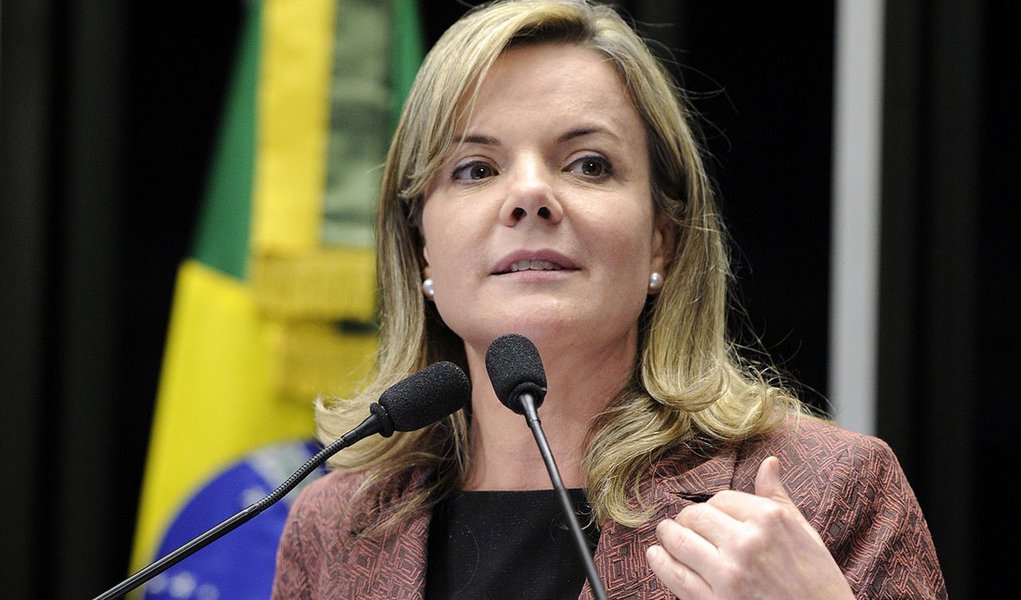 Segundo a senadora do PT-PR, nos últimos onze anos, houve a integração do sistema elétrico e o investimento em geração e transmissão de energia; ela lembrou que, por causa da seca, o governo está usando a energia produzida pelas termelétricas, que representam 14% do que é gerado no país (Foto: Roberta Namour) Segundo a senadora do PT-PR, nos últimos onze anos, houve a integração do sistema elétrico e o investimento em geração e transmissão de energia; ela lembrou que, por causa da seca, o governo está usando a energia produzida pelas termelétricas, que representam 14% do que é gerado no país