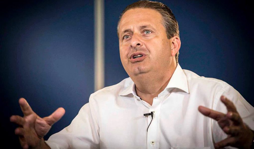 Prestes a deixar o governo de Pernambuco para disputar a Presidência da República, o governador Eduardo Campos (PSB) lança, nesta segunda-feira (17) um pacote de bondades para os municípios do Estado; o dinheiro do Fundo de Apoio ao Desenvolvimento Municipal (FEM) – a primeira edição do programa contou com recursos da ordem de R$ 228 milhões – deverá começar a entrar no cofre das prefeituras sem burocracia, desde que as prefeituras apresentem projetos demonstrando a viabilização e a necessidade de aplicação das verbas, em valores semelhantes aos de uma das parcelas do Fundo de Participação dos Municípios (FPM), que é repassado pela União (Foto: Paulo Emílio) Prestes a deixar o governo de Pernambuco para disputar a Presidência da República, o governador Eduardo Campos (PSB) lança, nesta segunda-feira (17) um pacote de bondades para os municípios do Estado; o dinheiro do Fundo de Apoio ao Desenvolvimento Municipal (FEM) – a primeira edição do programa contou com recursos da ordem de R$ 228 milhões – deverá começar a entrar no cofre das prefeituras sem burocracia, desde que as prefeituras apresentem projetos demonstrando a viabilização e a necessidade de aplicação das verbas, em valores semelhantes aos de uma das parcelas do Fundo de Participação dos Municípios (FPM), que é repassado pela União