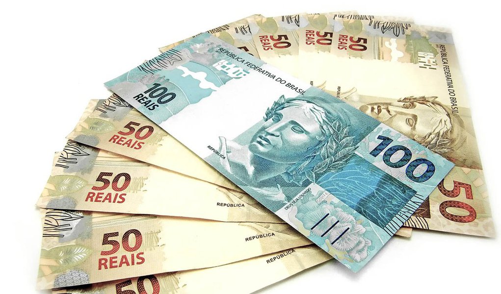 Déficit em transações correntes - compras e vendas de mercadorias e serviços do país com o resto do mundo - ficou em US$ 9,018 bilhões em julho, de acordo com dados do Banco Central; no mesmo mês do ano passado, o resultado negativo era bem menor: US$ 3,746 bilhões (Foto: Gisele Federicce) Déficit em transações correntes - compras e vendas de mercadorias e serviços do país com o resto do mundo - ficou em US$ 9,018 bilhões em julho, de acordo com dados do Banco Central; no mesmo mês do ano passado, o resultado negativo era bem menor: US$ 3,746 bilhões