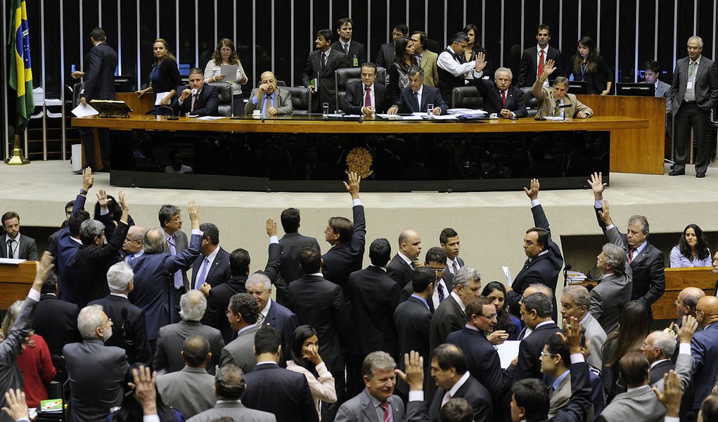 "Blocão", liderado pelo PMDB e formado por outras siglas como PP, PR, Pros, PDT, PSC e PTB e o oposicionista Solidariedade, tentava pressionar o governo e pretendia votar requerimento de criação de comissão externa para acompanhar investigações na Holanda sobre suposto pagamento de propina de empresa holandesa a funcionários da Petrobras (Foto: Roberta Namour) "Blocão", liderado pelo PMDB e formado por outras siglas como PP, PR, Pros, PDT, PSC e PTB e o oposicionista Solidariedade, tentava pressionar o governo e pretendia votar requerimento de criação de comissão externa para acompanhar investigações na Holanda sobre suposto pagamento de propina de empresa holandesa a funcionários da Petrobras