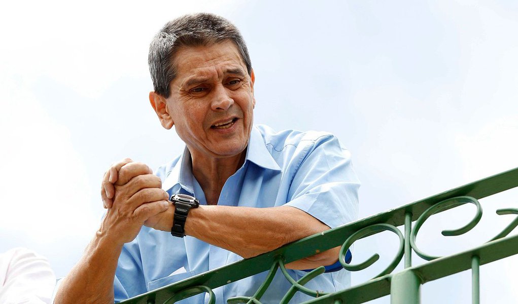 "Caí de pé, entrei pela porta da frente. A minha música é My Way, não me rendi, não ajoelhei e fiz da minha maneira", disse Roberto Jefferson, assim que se entregou; prisão já havia sido decretada na sexta-feira pelo presidente do STF, Joaquim Barbosa, mas a Polícia Federal só recebeu o mandado nesta segunda-feira; ex-deputado foi condenado a sete anos e 14 dias; "Um homem tem que procurar acertar, entendo que o valor supremo da vida é a liberdade. Não sou santo", disse o delator do chamado 'mensalão', que passou por uma avaliação médica antes de ir para o Instituto Penal Coronel PM Francisco Spargoli Rocha, em Niterói, na região metropolitana do Rio (Foto: Gisele Federicce) "Caí de pé, entrei pela porta da frente. A minha música é My Way, não me rendi, não ajoelhei e fiz da minha maneira", disse Roberto Jefferson, assim que se entregou; prisão já havia sido decretada na sexta-feira pelo presidente do STF, Joaquim Barbosa, mas a Polícia Federal só recebeu o mandado nesta segunda-feira; ex-deputado foi condenado a sete anos e 14 dias; "Um homem tem que procurar acertar, entendo que o valor supremo da vida é a liberdade. Não sou santo", disse o delator do chamado 'mensalão', que passou por uma avaliação médica antes de ir para o Instituto Penal Coronel PM Francisco Spargoli Rocha, em Niterói, na região metropolitana do Rio