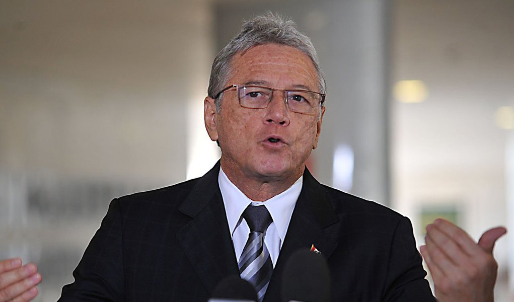 O governador de Alagoas, Teotonio Vilela, convocou a imprensa e anunciou que não vai conceder aumento para policiais militares e servidores da saúde. Ele disse, ainda, que não tem previsão de quando o Estado poderá adotar as medidas reivindicadas. (Foto: Voney Malta) O governador de Alagoas, Teotonio Vilela, convocou a imprensa e anunciou que não vai conceder aumento para policiais militares e servidores da saúde. Ele disse, ainda, que não tem previsão de quando o Estado poderá adotar as medidas reivindicadas.