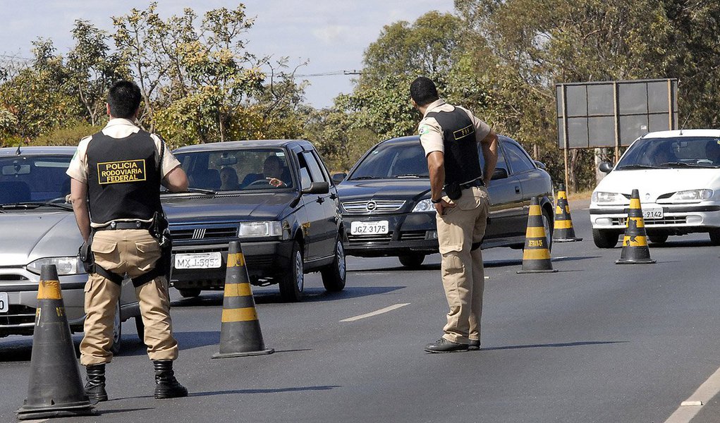 Coordenada pela Polícia Rodoviária Federal, a campanha tem o objetivo de fazer uma fiscalização intensa nas rodovias federais para alertar os motoristas sobre os riscos da imprudência no trânsito; participam do lançamento os ministros das Cidades, Aguinaldo Ribeiro, da Justiça, José Eduardo Cardozo, dos Transportes, César Borges, e da Saúde, Alexandre Padilha (Foto: Roberta Namour) Coordenada pela Polícia Rodoviária Federal, a campanha tem o objetivo de fazer uma fiscalização intensa nas rodovias federais para alertar os motoristas sobre os riscos da imprudência no trânsito; participam do lançamento os ministros das Cidades, Aguinaldo Ribeiro, da Justiça, José Eduardo Cardozo, dos Transportes, César Borges, e da Saúde, Alexandre Padilha