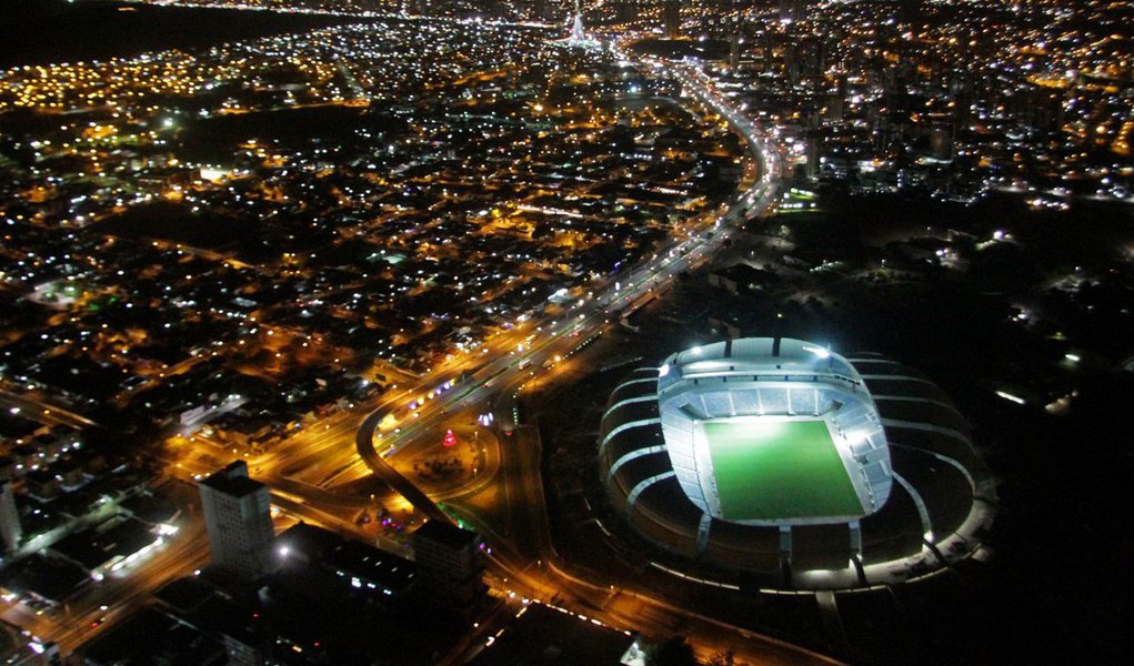 Sistema do estádio de Natal, que receberá jogos da Copa do Mundo, conta com 306 peças de iluminação do campo, com potência de 800 kW cada; arena deverá ser inaugurada oficialmente no próximo dia 20, com a presença da presidente Dilma Rousseff (Foto: Gisele Federicce) Sistema do estádio de Natal, que receberá jogos da Copa do Mundo, conta com 306 peças de iluminação do campo, com potência de 800 kW cada; arena deverá ser inaugurada oficialmente no próximo dia 20, com a presença da presidente Dilma Rousseff