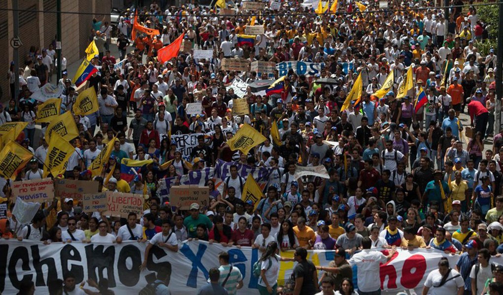 Estudante brasileira Emiliane Coimbra, 21 anos, residente da cidade de Puerto Ayacucho, será julgada pela justiça venezuelana, acusada de participação em protestos na cidade; ela chegou a ser detida na última terça (19) por 24 horas; garota foi presa, porque segurava cartazes com frases de protesto contra o governo, a escassez de alimentos e a violência; "Nós ainda não estávamos na rua protestando, mas os soldados chegaram e me viram com os cartazes na mão. Eles me questionaram, disseram que eu estava indo contra a ordem pública e incitando a violência", contou
(Foto: Valter Lima) www.brasil247.com - Estudante brasileira Emiliane Coimbra, 21 anos, residente da cidade de Puerto Ayacucho, será julgada pela justiça venezuelana, acusada de participação em protestos na cidade; ela chegou a ser detida na última terça (19) por 24 horas; garota foi presa, porque segurava cartazes com frases de protesto contra o governo, a escassez de alimentos e a violência; "Nós ainda não estávamos na rua protestando, mas os soldados chegaram e me viram com os cartazes na mão. Eles me questionaram, disseram que eu estava indo contra a ordem pública e incitando a violência", contou