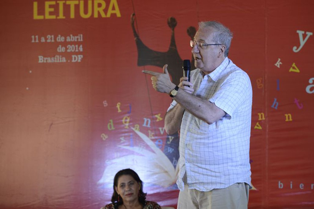 Ex-militantes do grupo MR-8, jornalista Franklin Martins reconhece que iniciativa de luta armada nas décadas de 1960 e 1970; "Não porque não se pode fazer a luta armada, mas sim porque não fortalecemos a luta contra a ditadura", refletiu ele, durante seminário na 2ª Bienal Brasil do Livro e da Leitura, em Brasília (Foto: Marco Damiani) Ex-militantes do grupo MR-8, jornalista Franklin Martins reconhece que iniciativa de luta armada nas décadas de 1960 e 1970; "Não porque não se pode fazer a luta armada, mas sim porque não fortalecemos a luta contra a ditadura", refletiu ele, durante seminário na 2ª Bienal Brasil do Livro e da Leitura, em Brasília