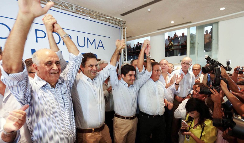 Com o apoio do maior aliado do governo federal, que lançará o nome de Geddel Vieira Lima (PMDB) ao Senado, chapa será formada pelo candidato a governador Paulo Souto (DEM) e Joaci Goés (PSDB); cerimônia reuniu cerca de 1.500 pessoas em hotel de Salvador; "Essa é mais forte aliança já montada pela oposição na história da Bahia", destacou o prefeito ACM Neto, articulador da aliança; presidenciável tucano Aécio Neves, também presente no evento, definiu a aliança como uma "belíssima construção política, a favor da Bahia e do Brasil" (Foto: Gisele Federicce) Com o apoio do maior aliado do governo federal, que lançará o nome de Geddel Vieira Lima (PMDB) ao Senado, chapa será formada pelo candidato a governador Paulo Souto (DEM) e Joaci Goés (PSDB); cerimônia reuniu cerca de 1.500 pessoas em hotel de Salvador; "Essa é mais forte aliança já montada pela oposição na história da Bahia", destacou o prefeito ACM Neto, articulador da aliança; presidenciável tucano Aécio Neves, também presente no evento, definiu a aliança como uma "belíssima construção política, a favor da Bahia e do Brasil"