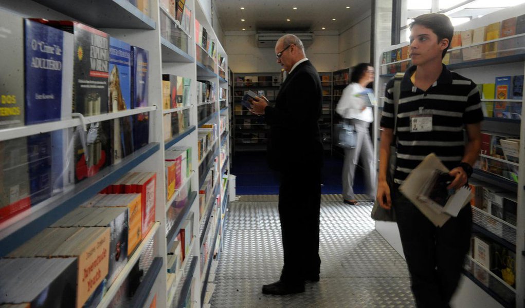Projeto oferece livros por preços de R$ 2 a R$ 4; lançada neste domingo no bairro da Glória, a versão itinerante, que transporta até 10 mil títulos com um caminhão, vai percorrer todos os municípios do Rio (Foto: Leonardo Lucena) Projeto oferece livros por preços de R$ 2 a R$ 4; lançada neste domingo no bairro da Glória, a versão itinerante, que transporta até 10 mil títulos com um caminhão, vai percorrer todos os municípios do Rio