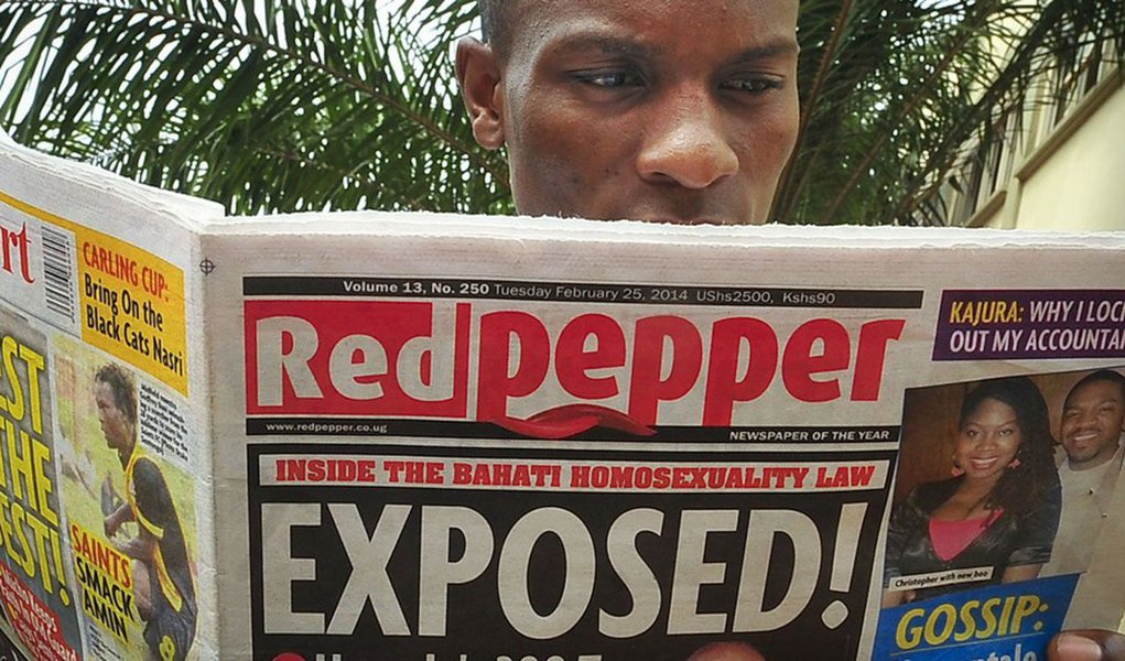 Tabloíde Red Pepper publicou nome dos "200 principais homossexuais do país", um dia depois que o presidente Yoweri Museveni sancionou uma severa lei contra relações do mesmo sexo; classificação inclui ativistas gays como Pepe Julian Onziema, um popular astro de hip hop ugandense e um padre da Igreja Católica (Foto: Roberta Namour) Tabloíde Red Pepper publicou nome dos "200 principais homossexuais do país", um dia depois que o presidente Yoweri Museveni sancionou uma severa lei contra relações do mesmo sexo; classificação inclui ativistas gays como Pepe Julian Onziema, um popular astro de hip hop ugandense e um padre da Igreja Católica