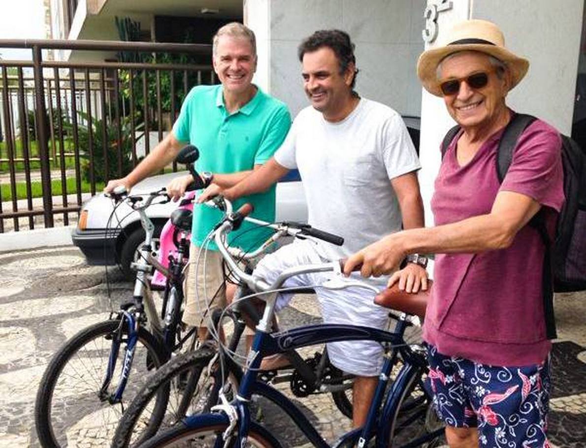 Na manhã deste sábado, o senador divulgou em seu Facebook uma foto em que aparece junto de Bernardinho e do ex-deputado Fernando Gabeira; técnico de vôlei comunicou a Aécio, na sexta-feira, que não será candidato ao governo do Rio. Bernardinho, que é filiado ao PSDB, se comprometeu a ajudar na campanha de Aécio pela presidência da República (Foto: José Barbacena) Na manhã deste sábado, o senador divulgou em seu Facebook uma foto em que aparece junto de Bernardinho e do ex-deputado Fernando Gabeira; técnico de vôlei comunicou a Aécio, na sexta-feira, que não será candidato ao governo do Rio. Bernardinho, que é filiado ao PSDB, se comprometeu a ajudar na campanha de Aécio pela presidência da República