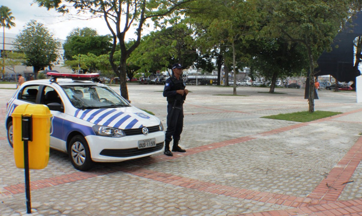 "À medida em que a Prefeitura vai reformando e requalificando as praças, os agentes da Guarda Municipal vão ocupando esses espaços para garantia do patrimônio público e da sensação de segurança para a população", afirma o superintendente da Superintendência de Segurança e Prevenção à Violência, coronel Peterson Portinho (Foto: Romulo Faro) "À medida em que a Prefeitura vai reformando e requalificando as praças, os agentes da Guarda Municipal vão ocupando esses espaços para garantia do patrimônio público e da sensação de segurança para a população", afirma o superintendente da Superintendência de Segurança e Prevenção à Violência, coronel Peterson Portinho