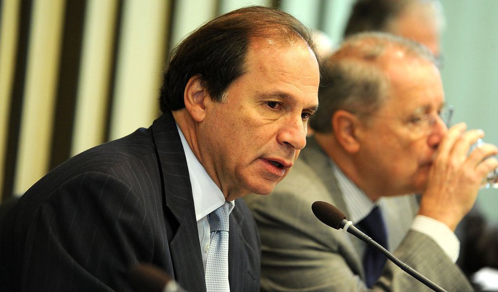 “O Brasil atravessou até agora toda a crise global, que já dura seis anos, sem que essa desventura atingisse os brasileiros. Mas, se prevalecer o pensamento conservador, infelizmente caminharemos para o desemprego e todos o sofrimento que representa”, disse o diretor-presidente da Companhia Siderúrgica Nacional, Benjamin Steinbruch (Foto: Roberta Namour) “O Brasil atravessou até agora toda a crise global, que já dura seis anos, sem que essa desventura atingisse os brasileiros. Mas, se prevalecer o pensamento conservador, infelizmente caminharemos para o desemprego e todos o sofrimento que representa”, disse o diretor-presidente da Companhia Siderúrgica Nacional, Benjamin Steinbruch