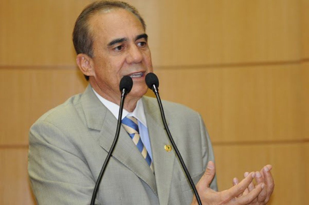 O líder da oposição disse que poderia aceitar o descaso com o funcionalismo proveniente de qualquer administração, menos daqueles que chegaram ao Poder com o discurso de mudança; "já vi governos bons e ruins, mas, pela primeira vez, estou presenciando um desgoverno", afirmou (Foto: Valter Lima) O líder da oposição disse que poderia aceitar o descaso com o funcionalismo proveniente de qualquer administração, menos daqueles que chegaram ao Poder com o discurso de mudança; "já vi governos bons e ruins, mas, pela primeira vez, estou presenciando um desgoverno", afirmou