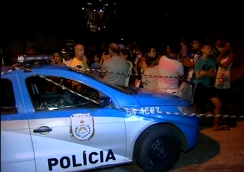 Eles estavam em um bar no bairro de Correas, quando homens atiraram contra as vítimas; caso está sendo investigado pela Polícia Civil (Foto: Gisele Federicce) Eles estavam em um bar no bairro de Correas, quando homens atiraram contra as vítimas; caso está sendo investigado pela Polícia Civil