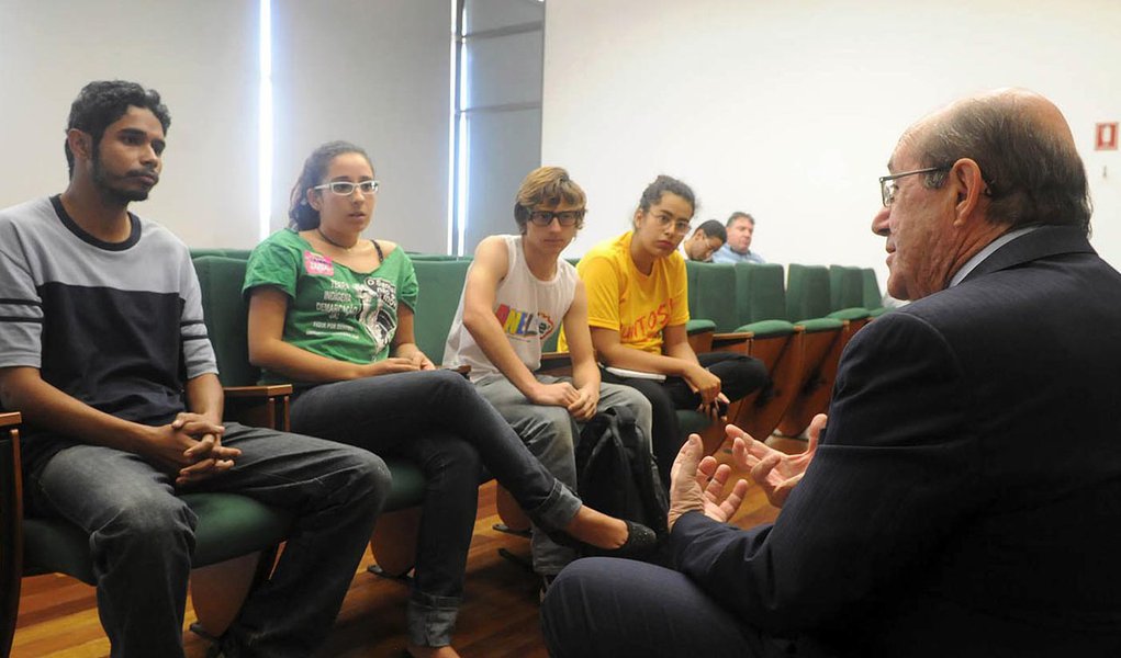 O deputado Wasny de Roure (PT) se reuniu com uma comissão de manifestantes que ocupam a sede do Legislativo local; no encontro ficou definido que o grupo pode manter 16 manifestantes dentro do prédio da Câmara; esse é o número de pessoas que entrou na Casa no início da ocupação (Foto: Leonardo Lucena) O deputado Wasny de Roure (PT) se reuniu com uma comissão de manifestantes que ocupam a sede do Legislativo local; no encontro ficou definido que o grupo pode manter 16 manifestantes dentro do prédio da Câmara; esse é o número de pessoas que entrou na Casa no início da ocupação