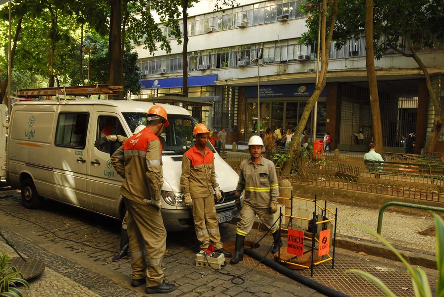 Em nota distribuída, a companhia informou ter registrado o deslocamento de três tampas de bueiros que pertencem à sua rede e de uma tampa de outra concessionária, na zona norte do Rio de Janeiro; ainda não há informações sobre feridos (Foto: Roberta Namour) Em nota distribuída, a companhia informou ter registrado o deslocamento de três tampas de bueiros que pertencem à sua rede e de uma tampa de outra concessionária, na zona norte do Rio de Janeiro; ainda não há informações sobre feridos