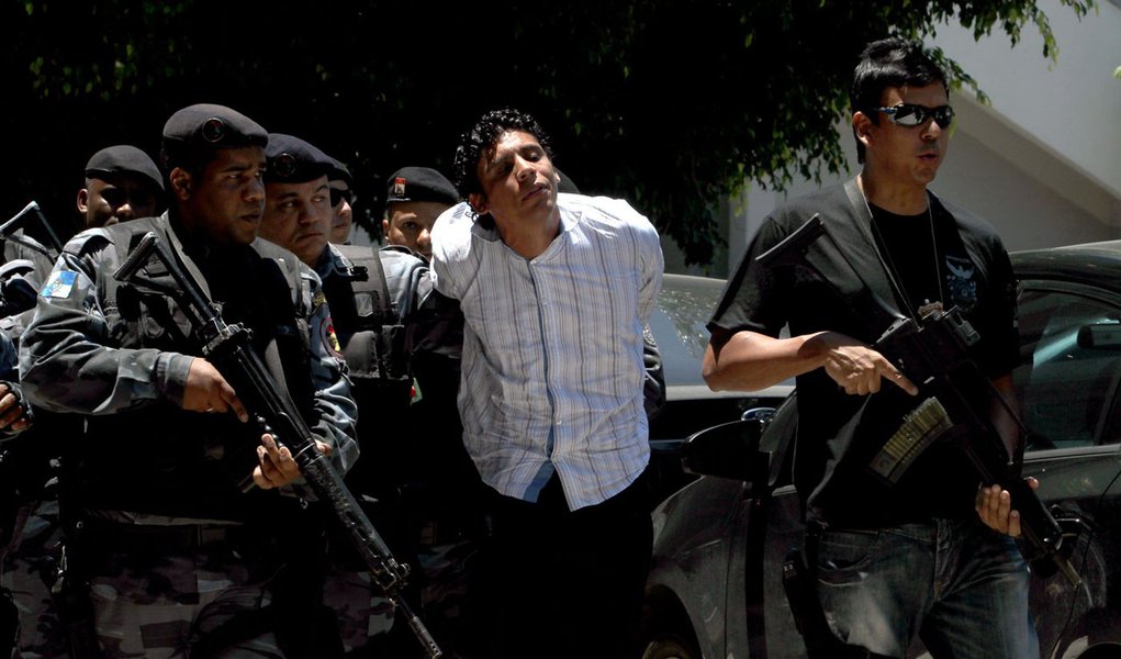 O Ministério Público do Rio de Janeiro denunciou 29 suspeitos de integrar as quadrilhas dos traficantes Antônio Francisco Bonfim Lopes, conhecido como Nem, e Marcelo Santos das Dores, conhecido como Menor P; dentre os denunciados estão: o advogado Nilson Lopes dos Santos, que defende Menor P e já havia sido preso anteriormente e cinco policiais da Unidade de Polícia Pacificadora da Rocinha acusados de serem informantes da quadrilha (Foto: Leonardo Lucena) O Ministério Público do Rio de Janeiro denunciou 29 suspeitos de integrar as quadrilhas dos traficantes Antônio Francisco Bonfim Lopes, conhecido como Nem, e Marcelo Santos das Dores, conhecido como Menor P; dentre os denunciados estão: o advogado Nilson Lopes dos Santos, que defende Menor P e já havia sido preso anteriormente e cinco policiais da Unidade de Polícia Pacificadora da Rocinha acusados de serem informantes da quadrilha