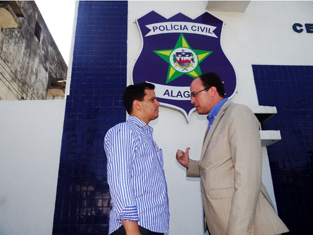 O advogado Diego Mousinho, filho do promotor Marcos Mousinho, denunciou que foi vítima de agressão e de uma tentativa de homicídio praticada por um agente penitenciário dentro do presídio Cyridião Durval e Silva, no começo da tarde desta sexta-feira (13). Pelas informações de Diego, houve uma discussão entre os dois depois que o servidor teria impedido o defensor de ver dois clientes. (Foto: Voney Malta) O advogado Diego Mousinho, filho do promotor Marcos Mousinho, denunciou que foi vítima de agressão e de uma tentativa de homicídio praticada por um agente penitenciário dentro do presídio Cyridião Durval e Silva, no começo da tarde desta sexta-feira (13). Pelas informações de Diego, houve uma discussão entre os dois depois que o servidor teria impedido o defensor de ver dois clientes.