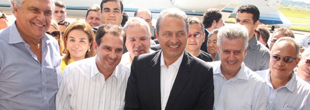 Líder da direita radical, deputado do Democratas tem sido a grande atração dos encontros do Partido Socialista Brasileiro no interior de Goiás; a aliança, impensável do ponto de vista ideológico e programático, pode extrapolar as fronteiras goianas e culminar no apoio do DEM ao projeto presidencial de Eduardo Campos; é exatamente o que defende Caiado, que afirma contar com o apoio de pelo menos seis diretórios estaduais; se isso acontecer, Miguel Arraes dará um duplo twist carpado no túmulo (Foto: Realle Palazzo-Martini) Líder da direita radical, deputado do Democratas tem sido a grande atração dos encontros do Partido Socialista Brasileiro no interior de Goiás; a aliança, impensável do ponto de vista ideológico e programático, pode extrapolar as fronteiras goianas e culminar no apoio do DEM ao projeto presidencial de Eduardo Campos; é exatamente o que defende Caiado, que afirma contar com o apoio de pelo menos seis diretórios estaduais; se isso acontecer, Miguel Arraes dará um duplo twist carpado no túmulo