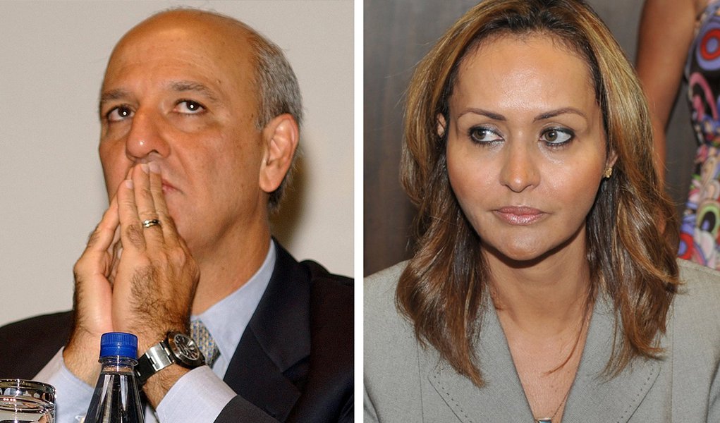 O ex-governador do Distrito Federal, José Roberto Arruda, e a deputada Jaqueline Roriz (PMN) foram condenados, nesta segunda-feira (16), em uma ação de improbidade administrativa derivada do mensalão do DEM; os dois deverão pagar R$ 200 mil de danos morais, ressarcir R$ 300 mil ao erário e ainda ficar oito anos inelegíveis; decisão é de 1ª instância (Foto: Valter Lima) O ex-governador do Distrito Federal, José Roberto Arruda, e a deputada Jaqueline Roriz (PMN) foram condenados, nesta segunda-feira (16), em uma ação de improbidade administrativa derivada do mensalão do DEM; os dois deverão pagar R$ 200 mil de danos morais, ressarcir R$ 300 mil ao erário e ainda ficar oito anos inelegíveis; decisão é de 1ª instância